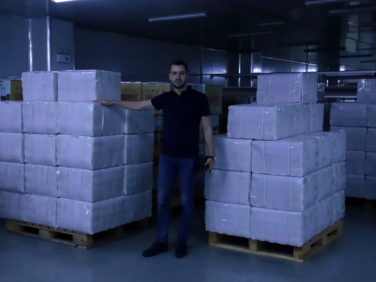 Представитель Wellinger принимает партию товара на складе фабрики